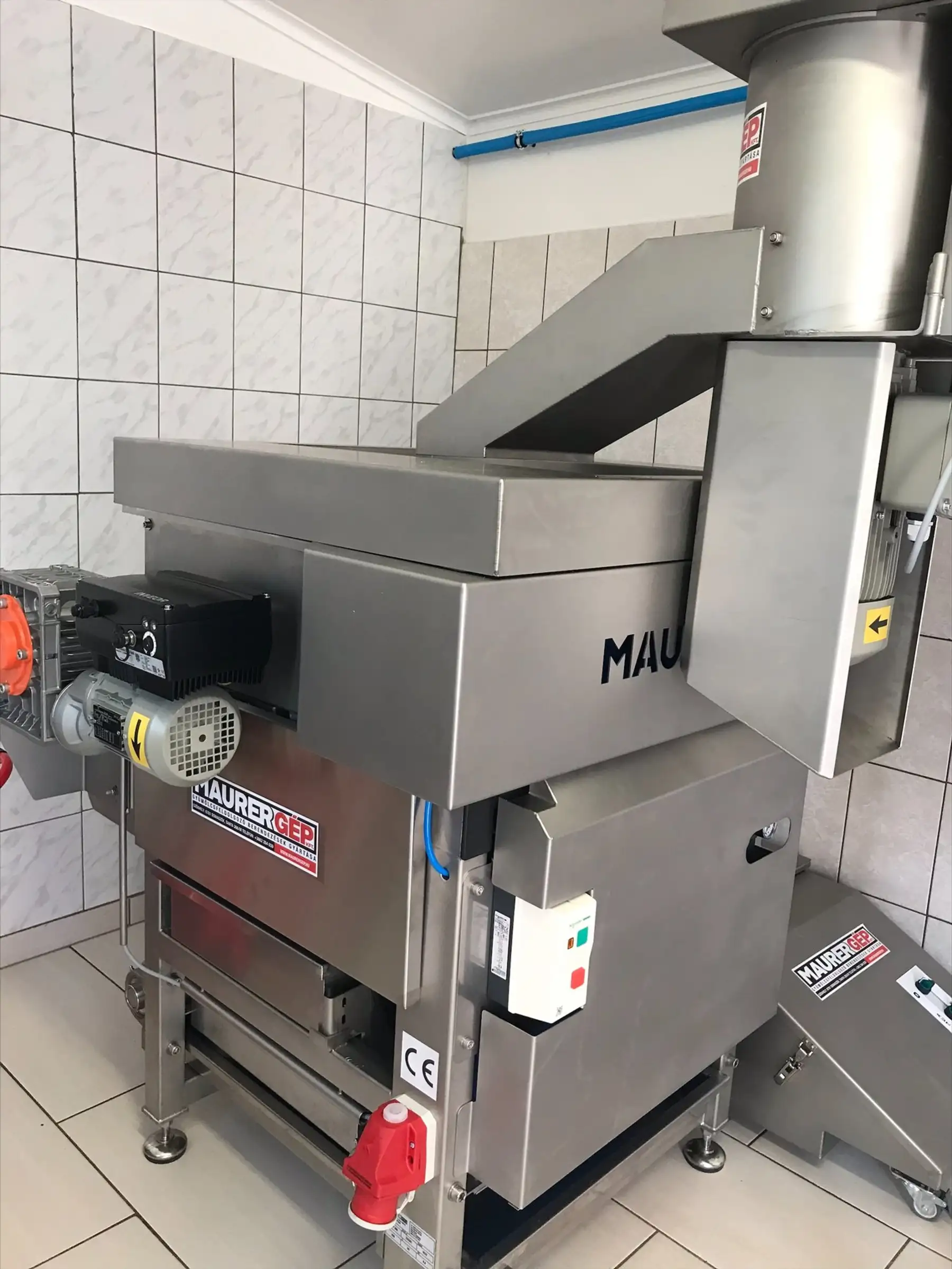 A présgép munka közben a lakhegyi présüzemben