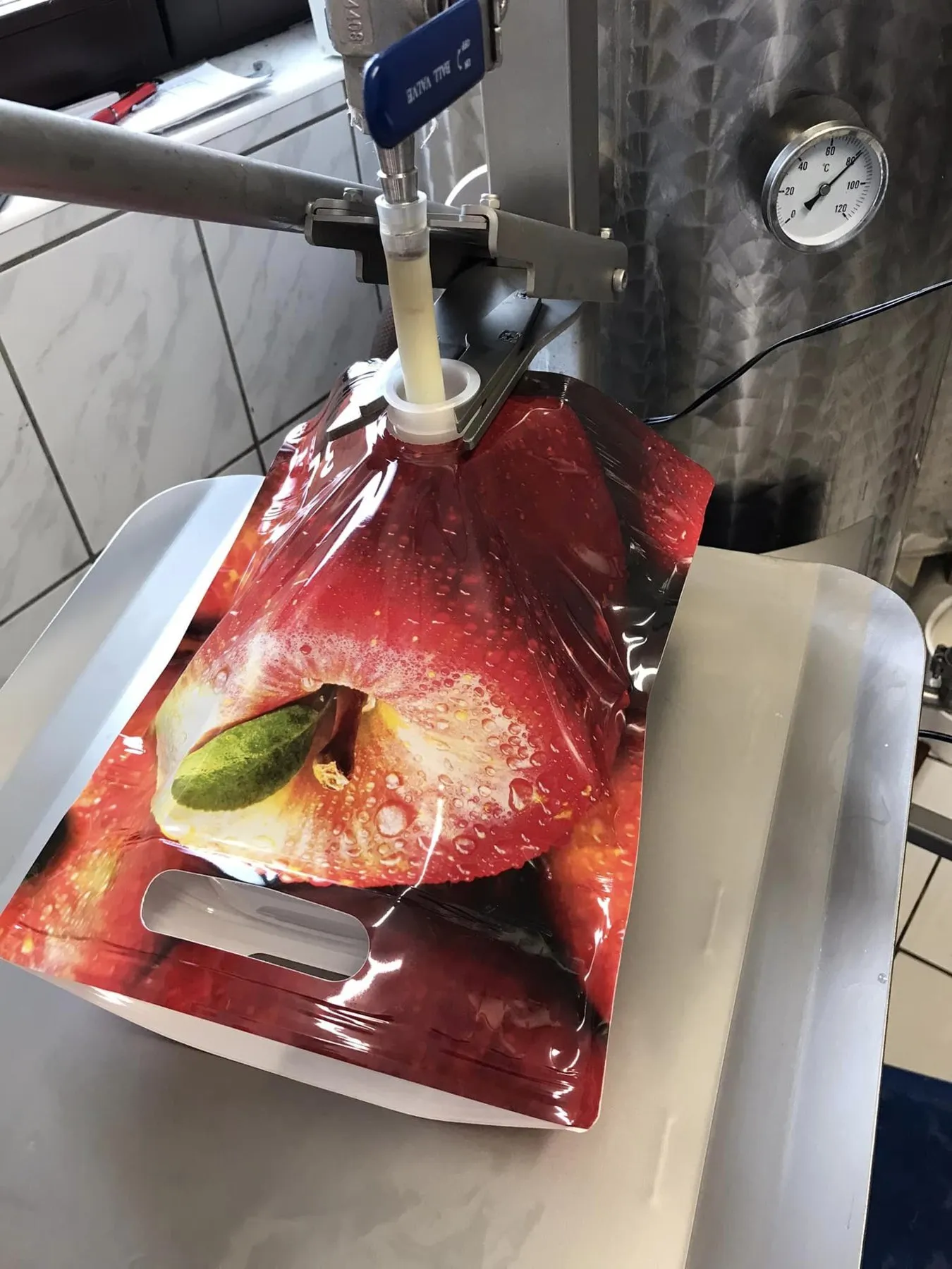 Csapos tasak töltése a présüzemben
